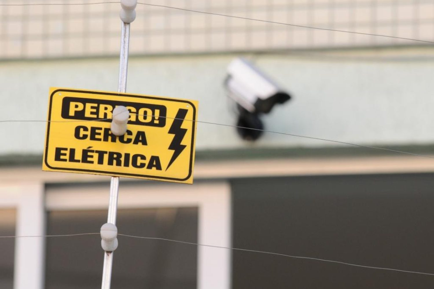 Casa protegida com cerca elétrica